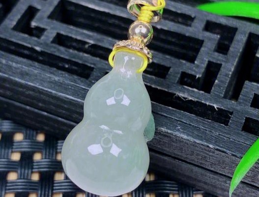 葫芦翡翠吊坠寓意,葫芦翡翠的寓意和象征